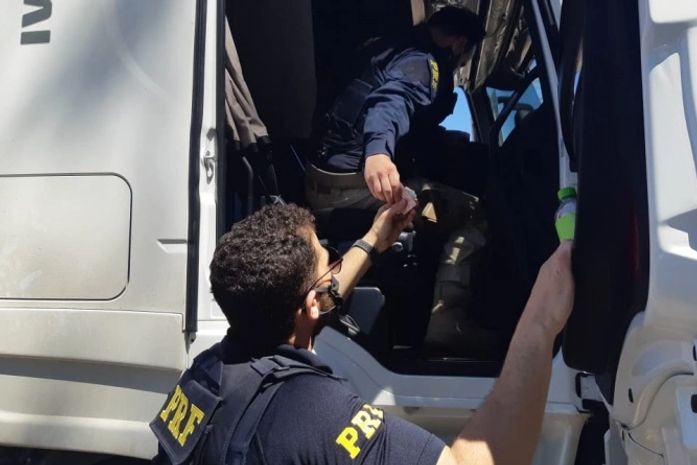 PRF flagra desrespeito à Lei do Descanso na BR-101