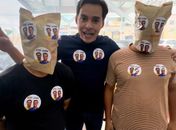 Ao lado de "encapuzados", Kelmann satiriza perseguição política: "Na vitória vocês tiram o saco da cabeça"
