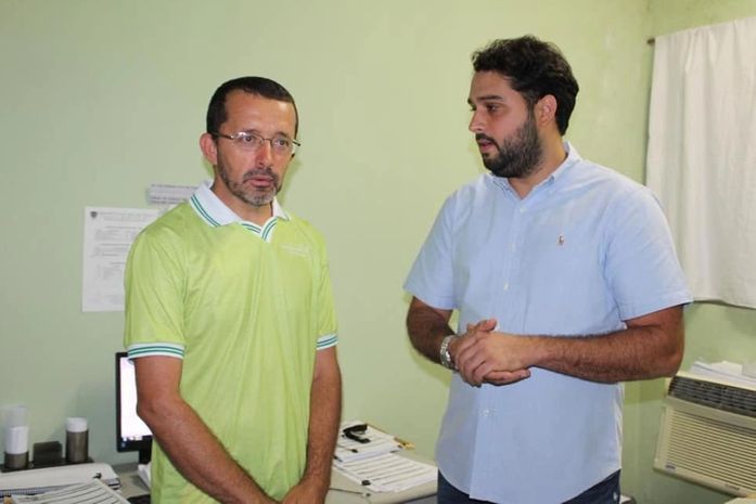 Prefeito Arthur Freitas e funcionário da Saúde