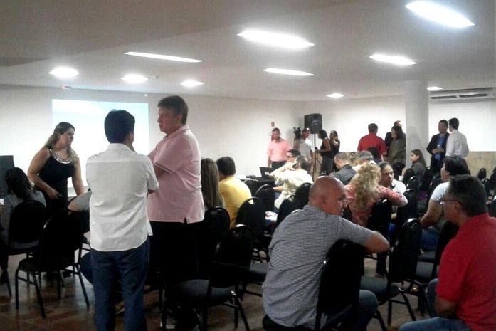 Empresários e representantes do município debatem reordenamento da orla