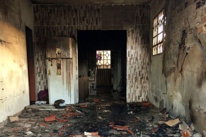 Incêndio começou durante a madrugada desta quinta (23)