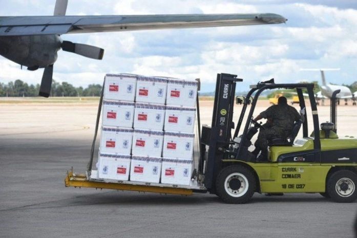 Atraso na entrega da vacina ocorreu devido à mudança no horário dos voos.