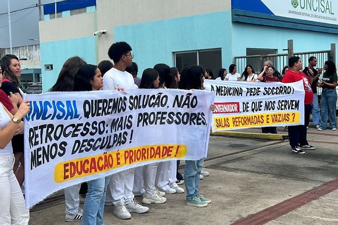 Protesto de alunos pede novo concurso para professores no curso de medicina da UNCISAL