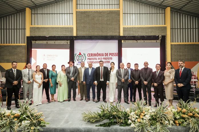 Carlos Gonçalves toma posse junto ao vice-prefeito e vereadores em cerimônia solene  