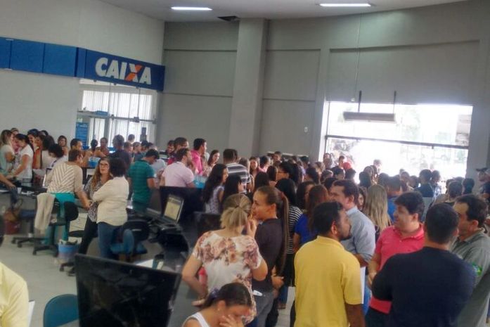 Servidores ocupam sede da prefeitura de Arapiraca
