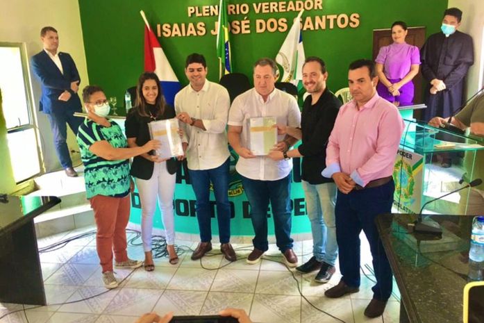 Prefeito Henrique Vilela recebe conclusão do Plano Diretor