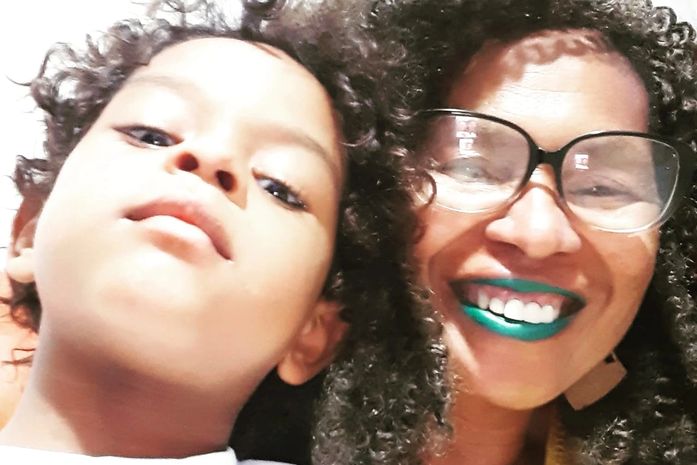 Fique feliz, Arísia Barros, hoje é dia do amor.- diz o menino,de 5 anos.