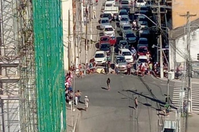 Familiares de presos realizam mais um protesto no Centro de Maceió nesta segunda