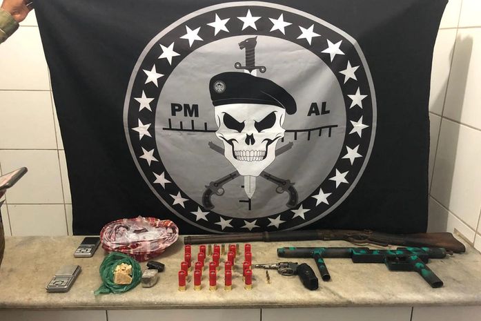 Material apreendido na Favela da Muvuca, no Trapiche da Barra, parte baixa de Maceió.