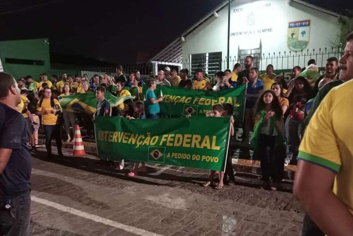 Vídeo: Manifestantes pró-Bolsonaro se reúnem em frente ao Tiro de Guerra, em Arapiraca