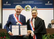 Deputado Paulão recebe a mais alta comenda do TRT/AL