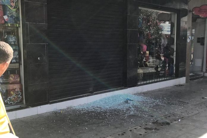 Ambulantes destroem fachada de loja no Centro