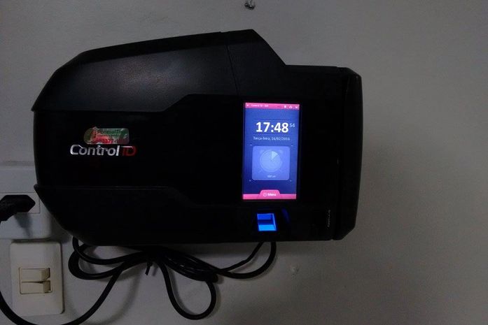 Ponto eletrônico incomoda, mas não impede entra e sai de servidores da Câmara