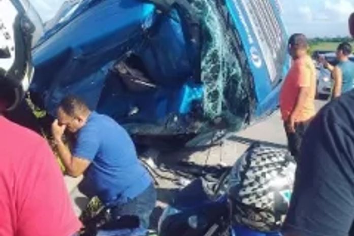 Condutor de carreta fica ferido após veículo tombar na BR-104, em Messias