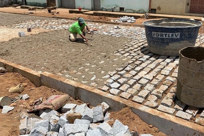 Prefeitura de Arapiraca acelera obra de pavimentação na Vila Canaã