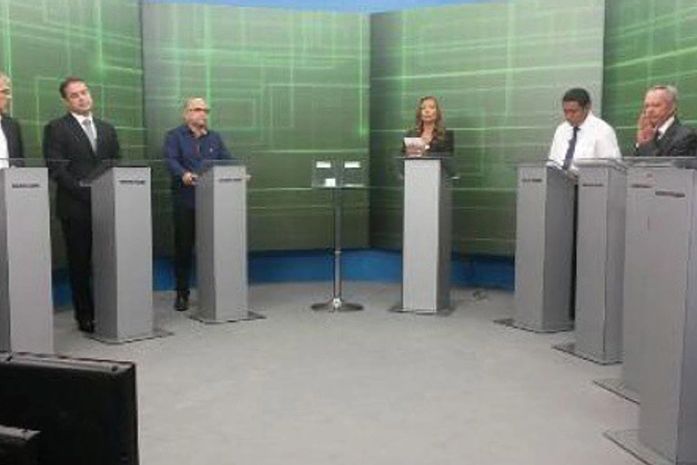 Em debate, candidatos se atacam e apresentam poucas propostas e discurso genérico