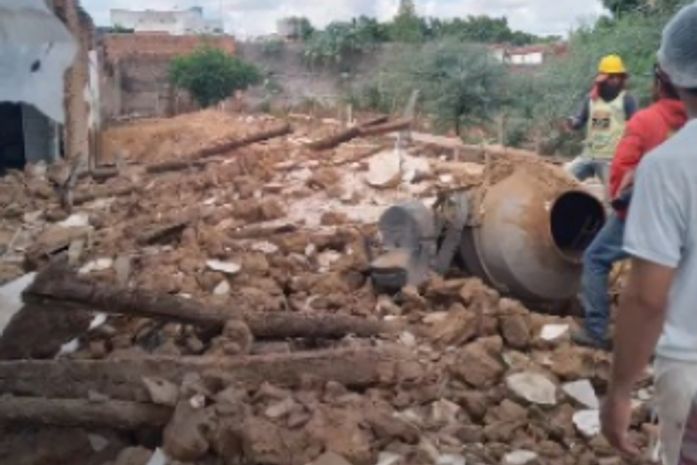 Imóvel que funcionava padaria desaba e deixa uma pessoa ferida em Pão de Açúcar