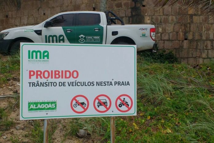 IMA realizou a instalação de placas que alertam sobre a proibição de tráfego de veículos na praia