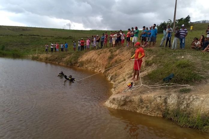 Quatro amigos teriam mergulhado no local, três voltaram à superfície e um ficou desaparecido