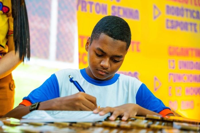 Alunos e educadores da Semed lançam livros em mais um dia de Bienal