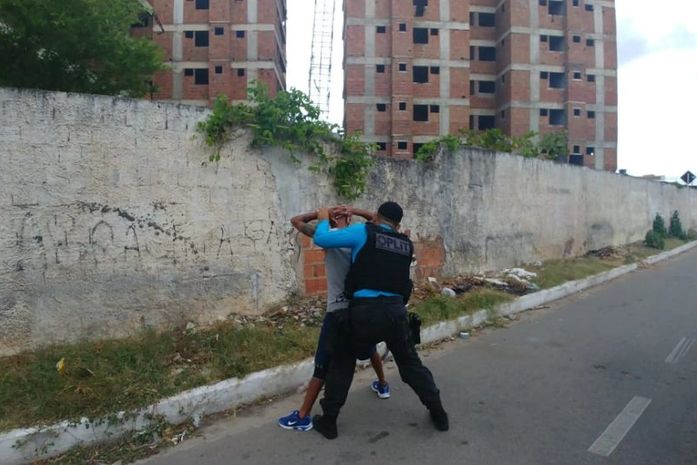 Oplit durante abordagem prende homem com mandado de prisão em aberto.