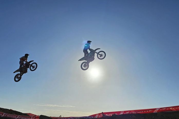 Adrenalina: Viva Motocross reúne mais de 15 mil espectadores na arena montada no Lago da Perucaba