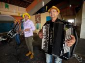 Trios de forró levam ritmo nordestino aos mercados públicos neste fim de semana