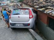 Carro desgovernado invade residência em Rio Largo