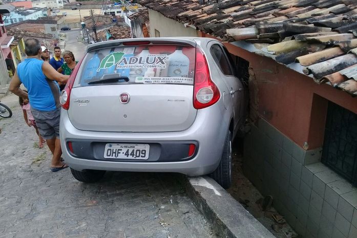 Carro desgovernado invade residência em Rio Largo