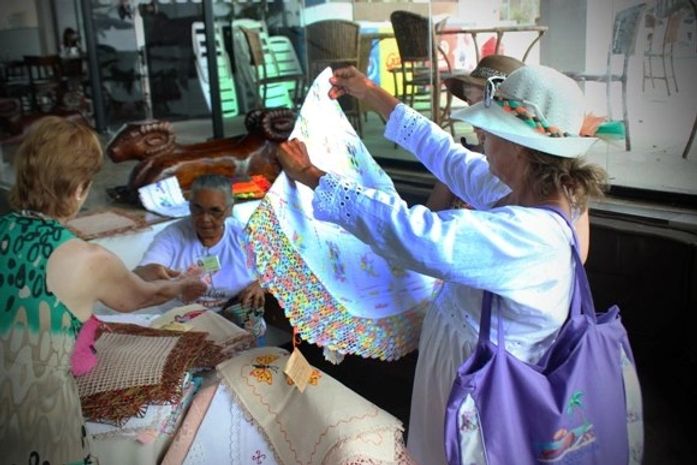 Programa reúne artesãos para expor e comercializar seus produtos durante cafés da manhã nos hotéis