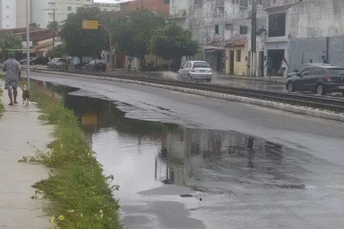 Avenida alagada na cidade de Maceió