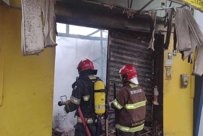 Incêndio destruiu fachada e interior da loja de ciclopeças.