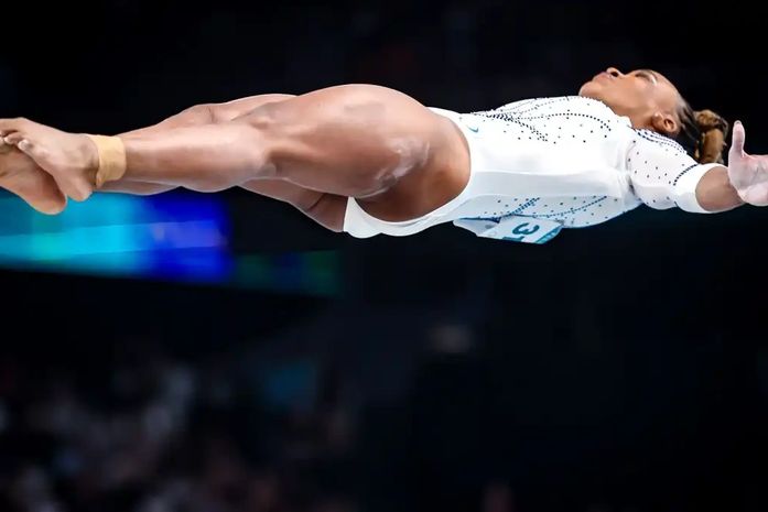 Rebeca Andrade se equilibra na trave, é ovacionada, mas termina em quarto