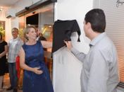 Gerente do Sebrae e anfitriã descerram placa
