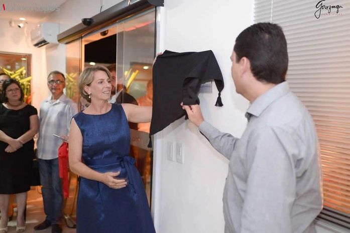 Gerente do Sebrae e anfitriã descerram placa