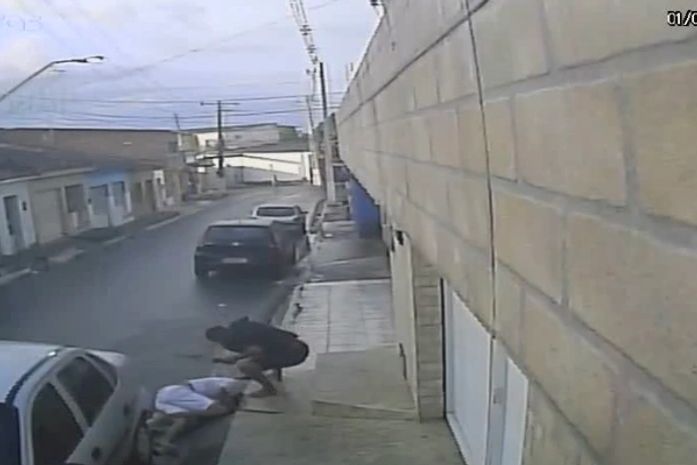 Suspeito de três homicídios, homem é preso em flagrante com arma de fogo, drogas e moto furtada em AL