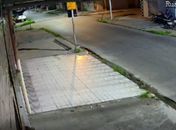 Vídeo: Motociclista morre após colidir com poste