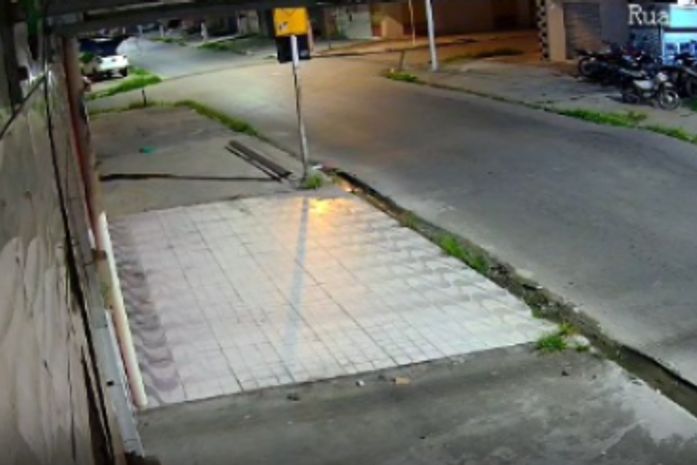 Vídeo: Motociclista morre após colidir com poste