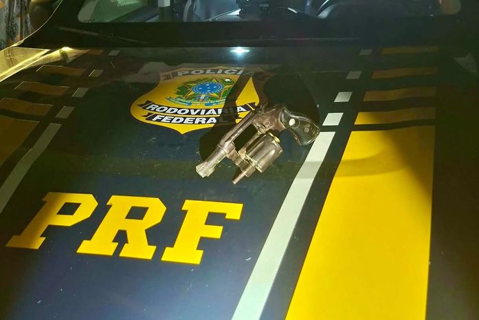 PRF recupera veículo roubado e prende suspeito armado, em Pilar