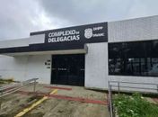 Homem é preso após tentar matar ex-companheira com facada nas costas