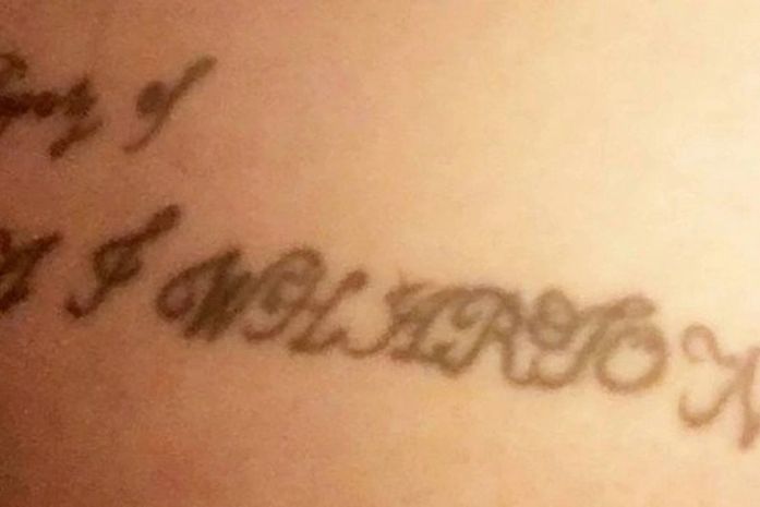 Homem é condenado após forçar mulher a tatuar que era 'propriedade' dele