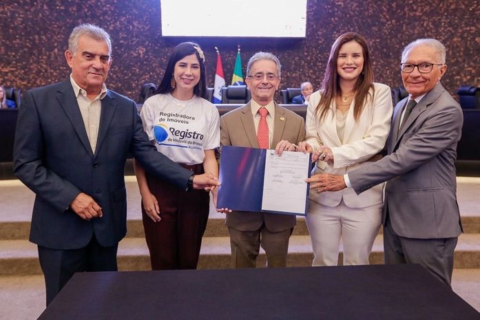 Prefeita Ceci assina adesão de Atalaia ao Programa Moradia Legal e reforça compromisso com o direito à moradia