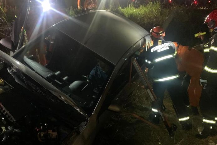 Carro capota e fica preso em ribanceira na BR-316, em Palmeira dos Índios