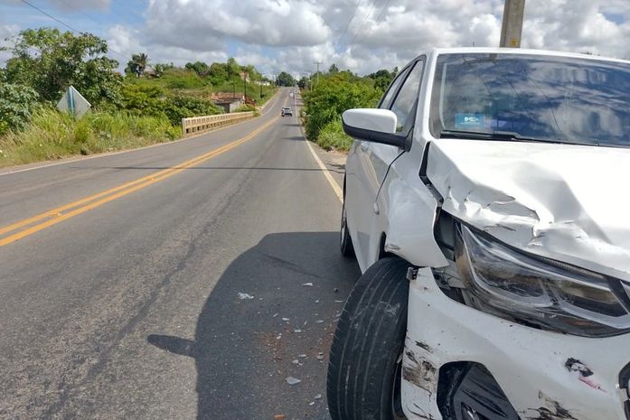 Caminhonete atinge carro durante saída de estrada vicinal na AL-110, em Arapiraca