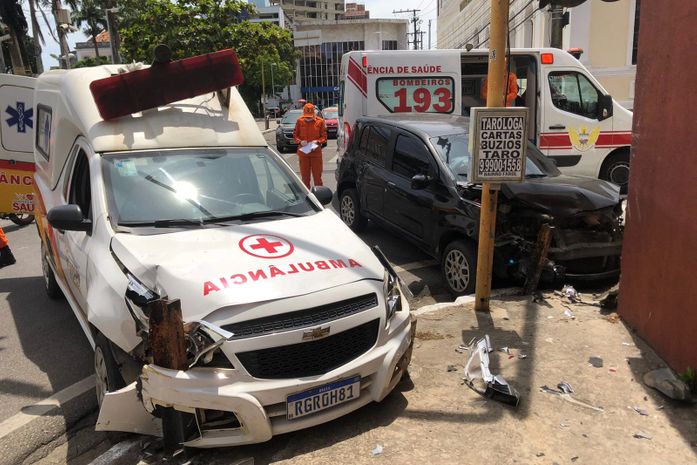 Acidente entre carro e ambulância deixa gestante e mais duas mulheres feridas na Ladeira da Catedral