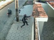 Vídeos: Dupla em motocicleta assalta mulher no bairro do Clima Bom, em Maceió