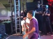 Jovem sertanejo divide palco com Gusttavo Lima e realiza sonho durante show no interior: Veja vídeos