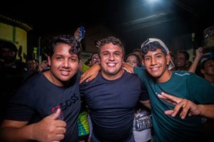 Prefeito Bebeto Barros participa do Bloco do Povo e destaca investimento no lazer