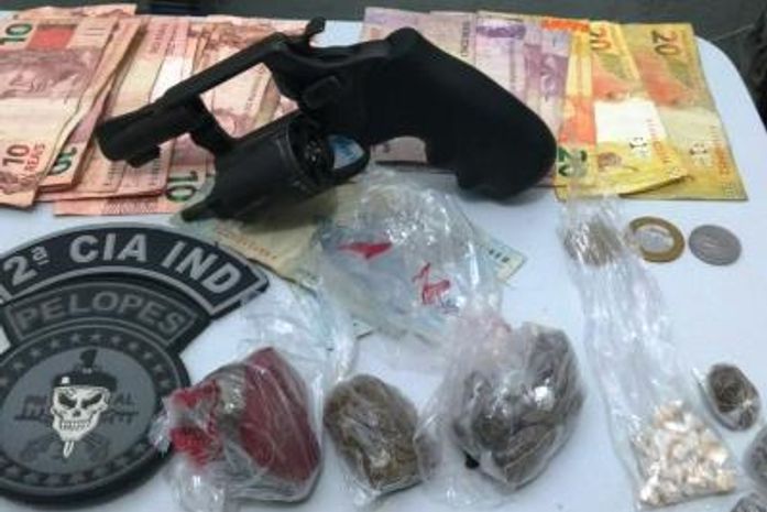 Material apreendido durante a noite desta segunda-feira (19)