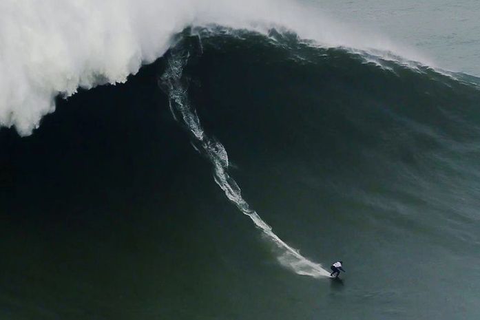 Maya Gabeira quebra recorde de maior onda já surfada por uma mulher